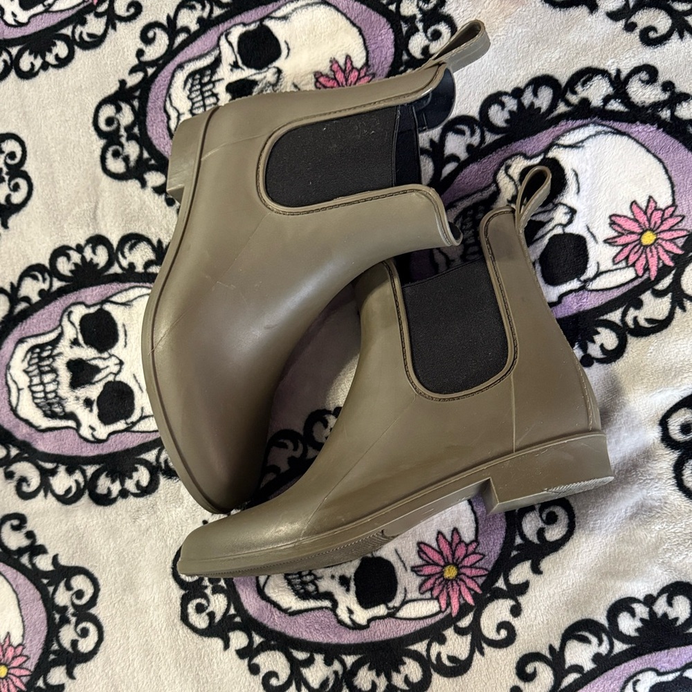 Women's Chelsea Boots in Olive